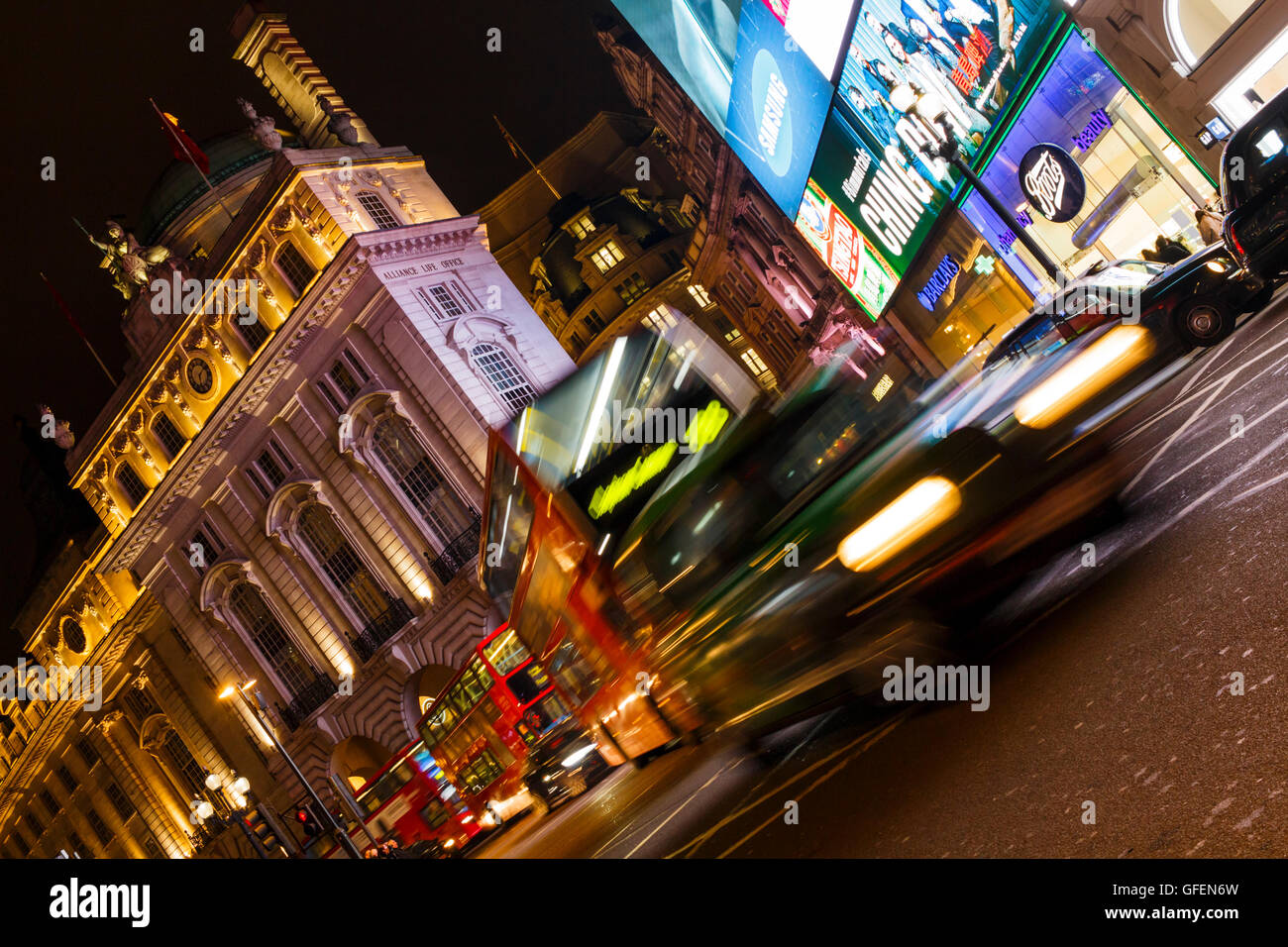 Abstrakte Winkel Schuss eines London-Bus und schwarzes taxi Stockfoto