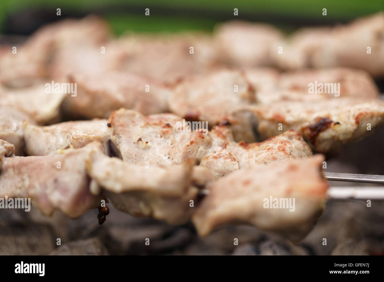 Vorbereitung von Schaschlik auf ein Picknick im grünen Stockfoto