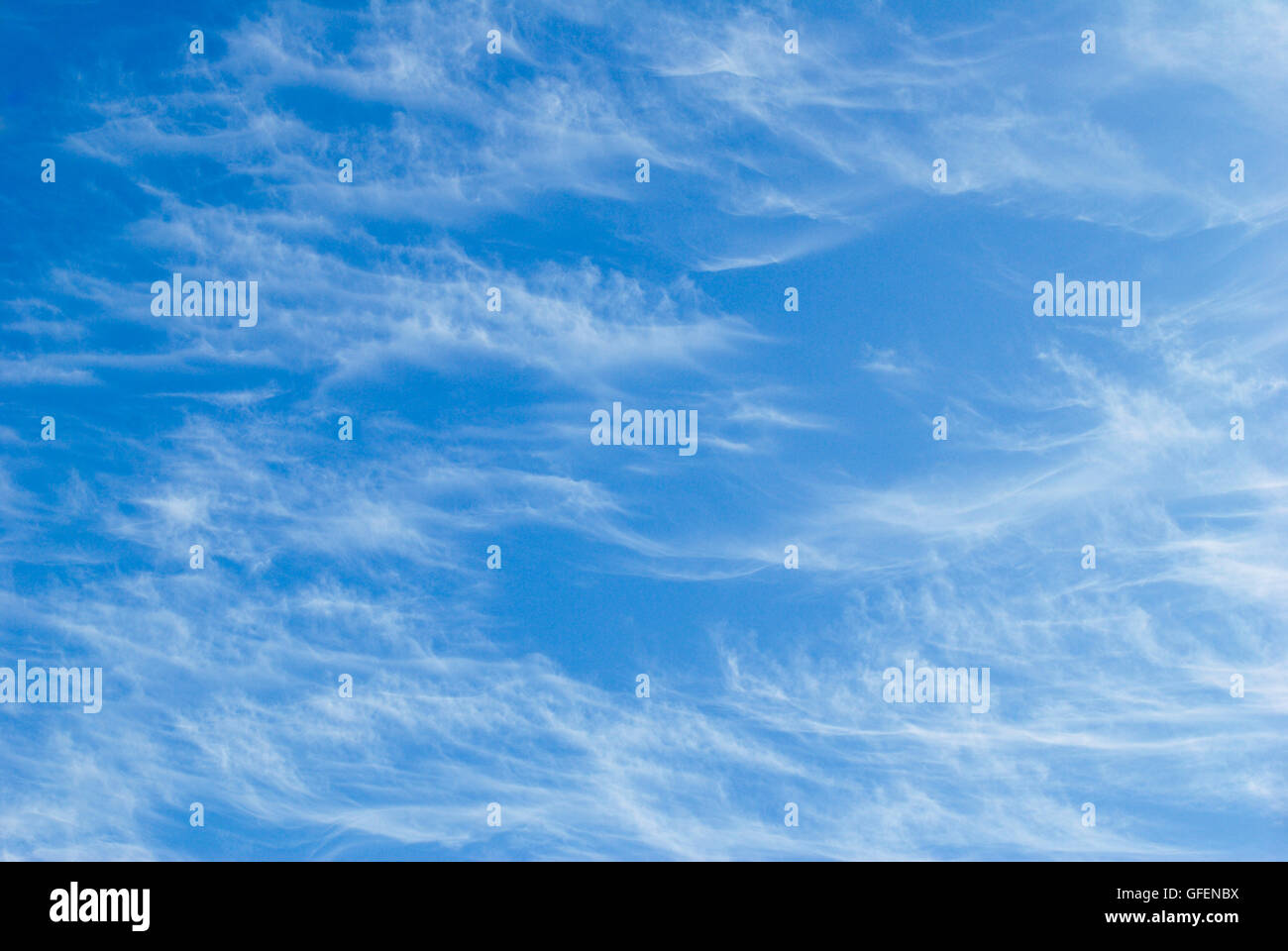 Blauer Himmel mit Licht Cirrus-Wolken Stockfoto