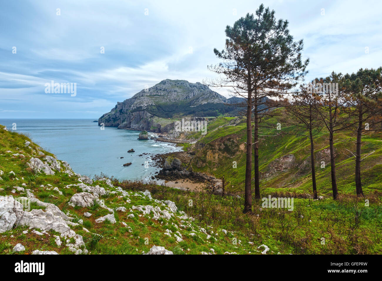 Frühling Meer Küstenlandschaft mit felsigen Kap und Sandstrand (San Julian Beach, Liendo, Kantabrien, Spanien). Stockfoto