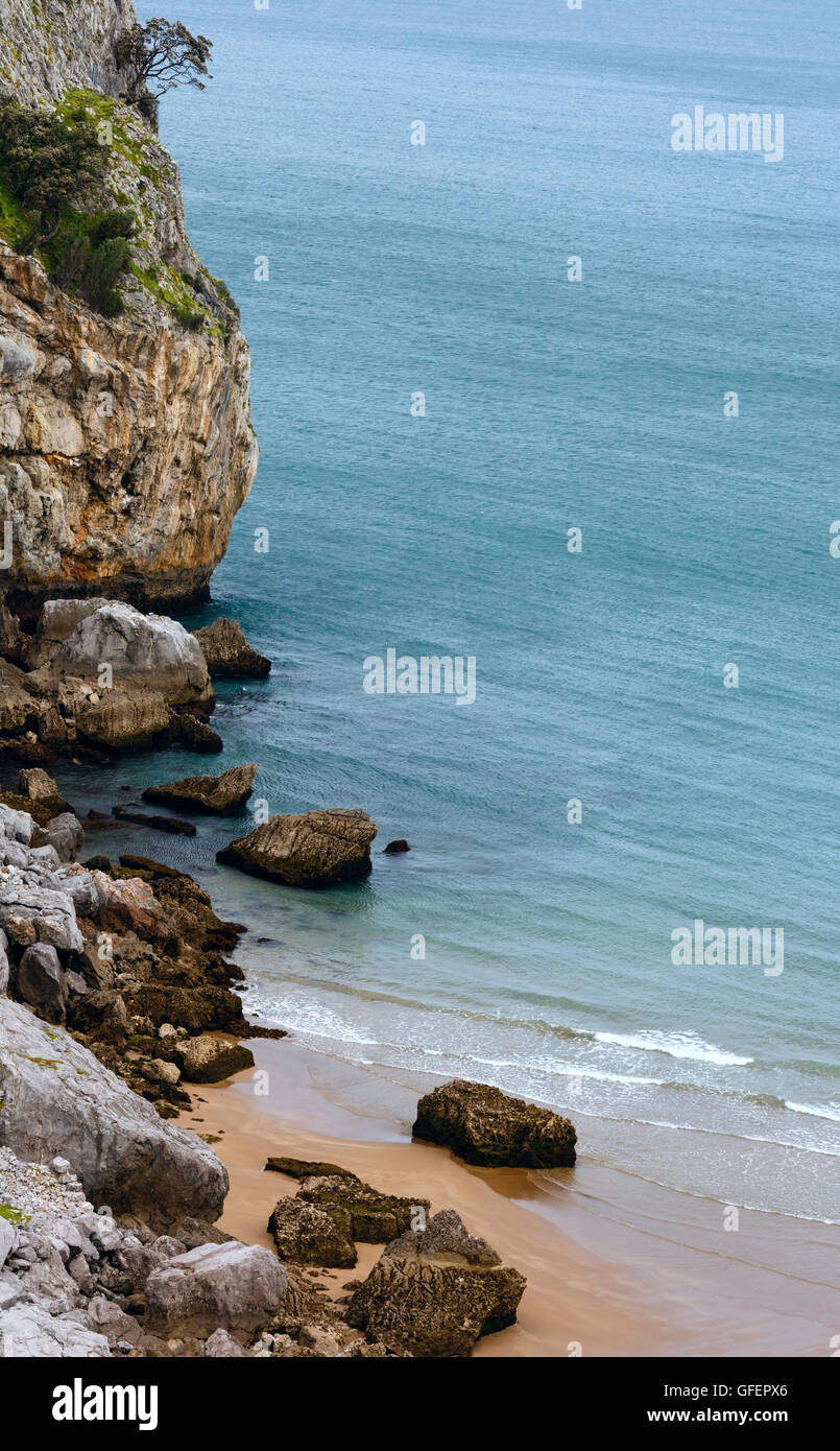 Frühling felsigen Küste mit Steinen am Sandstrand (San Julian Beach, Liendo, Kantabrien, Spanien). Stockfoto