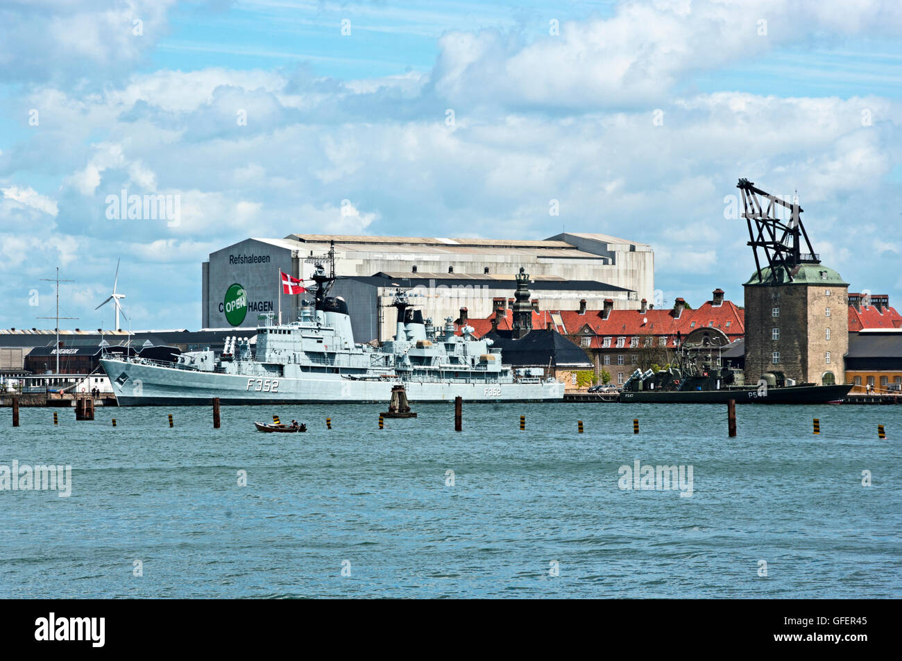 Marine alte hölzerne Rigging Gardinen Holmen Kran und Kriegsschiff, Inderhavn Kanal, Kopenhagen, Dänemark, Stockfoto