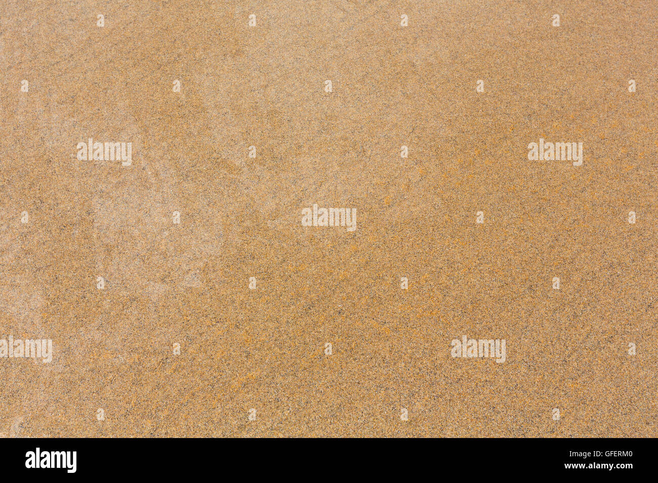Nassen Sand gelben Hintergrund mit Himmel Reflexion. Stockfoto