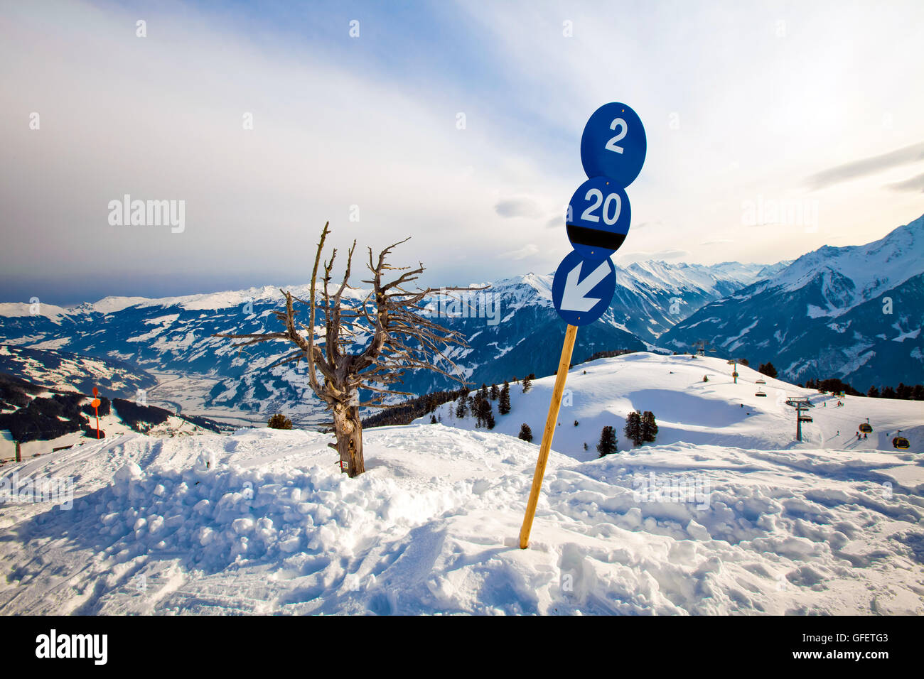 Blaue Route Zeichen auf das Skigebiet Stockfoto