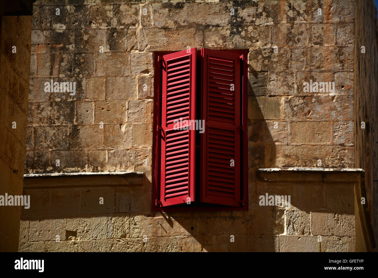 Fensterläden von einem mittelalterlichen Steinburg in Malta Stockfoto