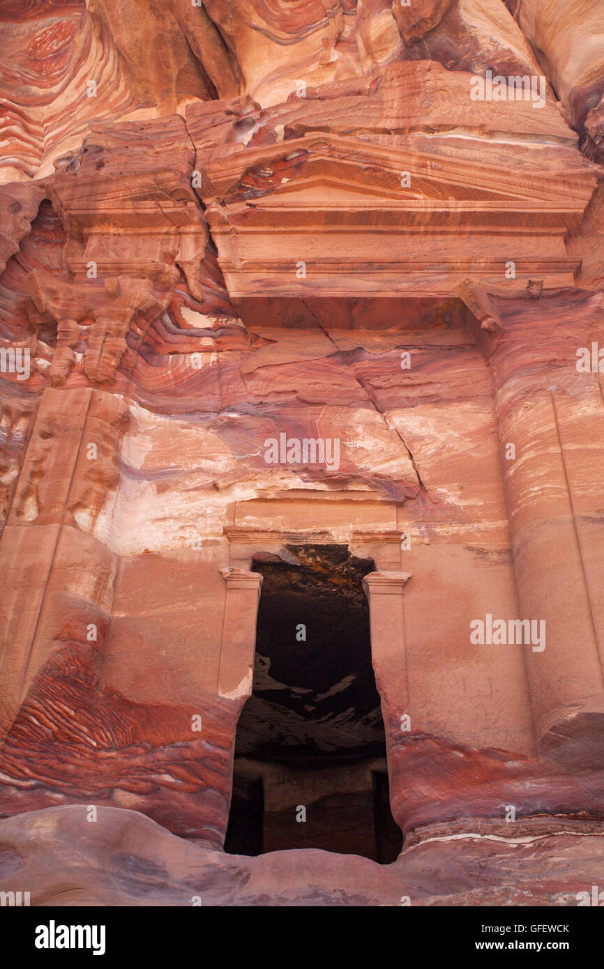 Ein in den Stein gemeißeltes Grab in der verlorenen Stadt Petra, auch bekannt als die "Rosenstadt", Jordanien, Naher Osten. Stockfoto