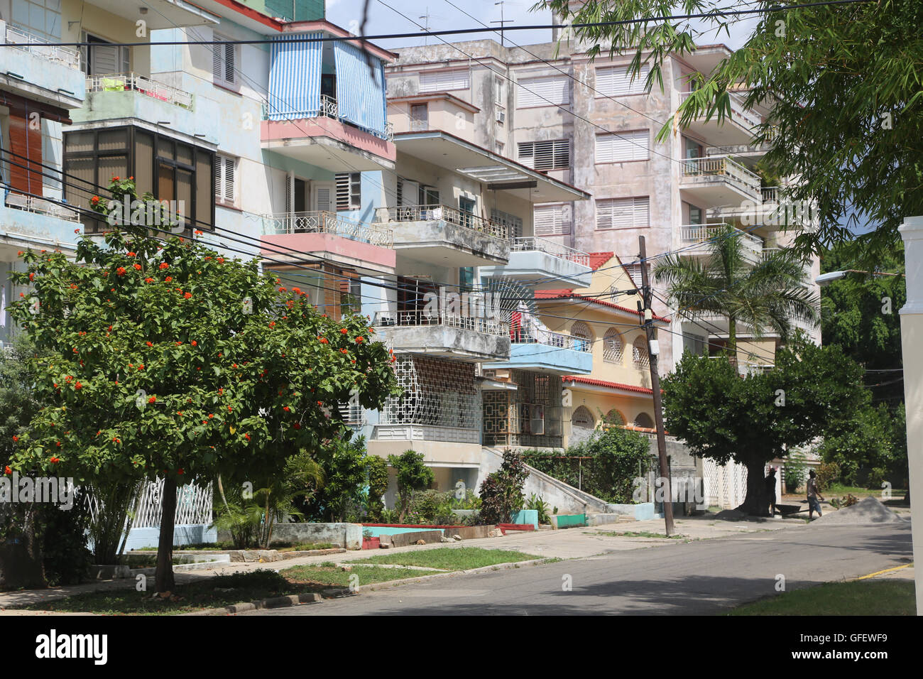 Mehrfamilienhäuser im Stadtteil Vedado Havanna, Kuba. 2016 Stockfoto