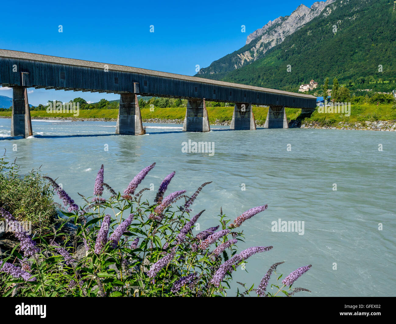 Alte Rheinbrücke aus der Schweiz, Liechtenstein, Vaduz, Liechtenstein, Europa Stockfoto