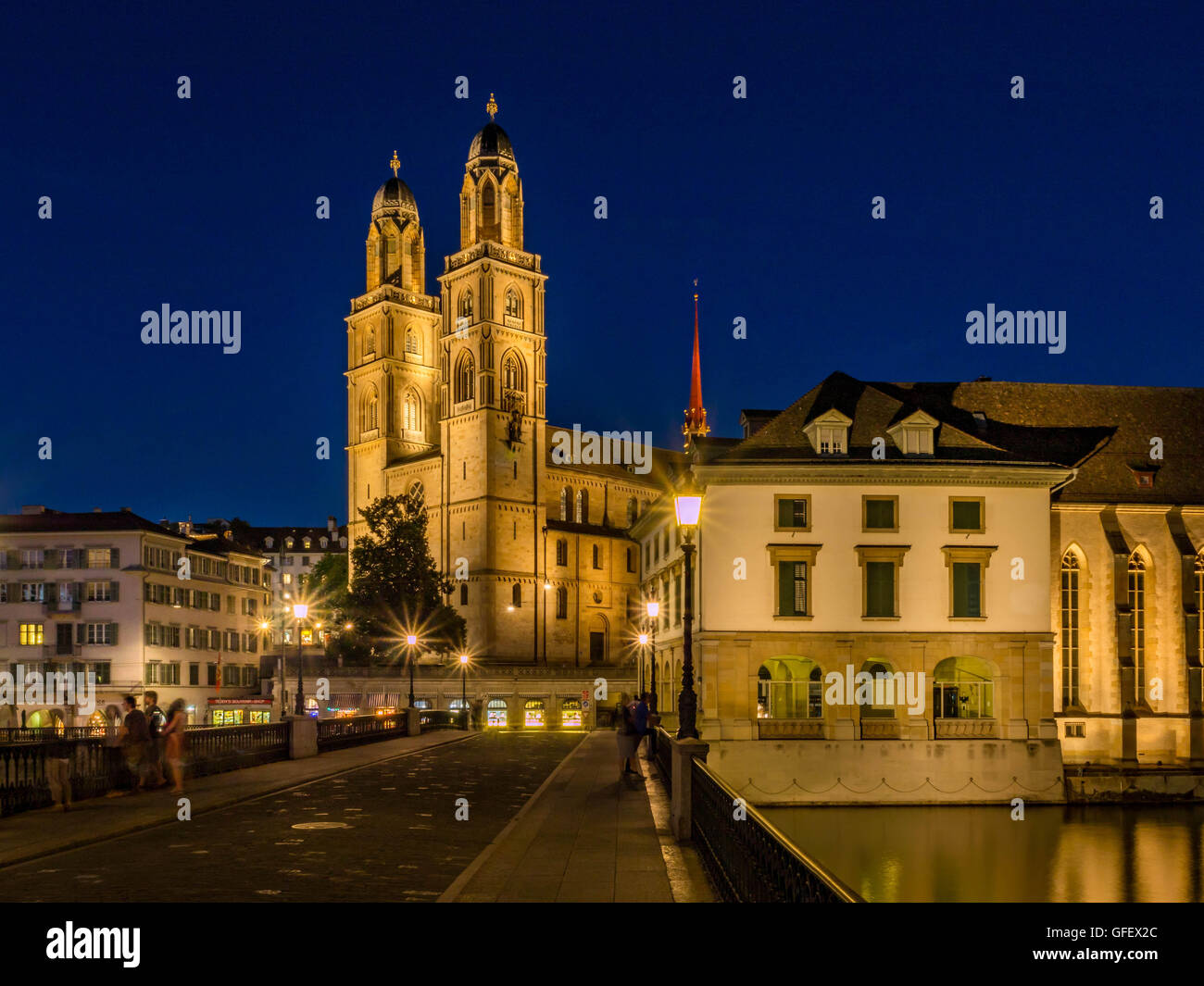 Grossmünster in Zürich bei Nacht, Schweiz, Europa Stockfoto