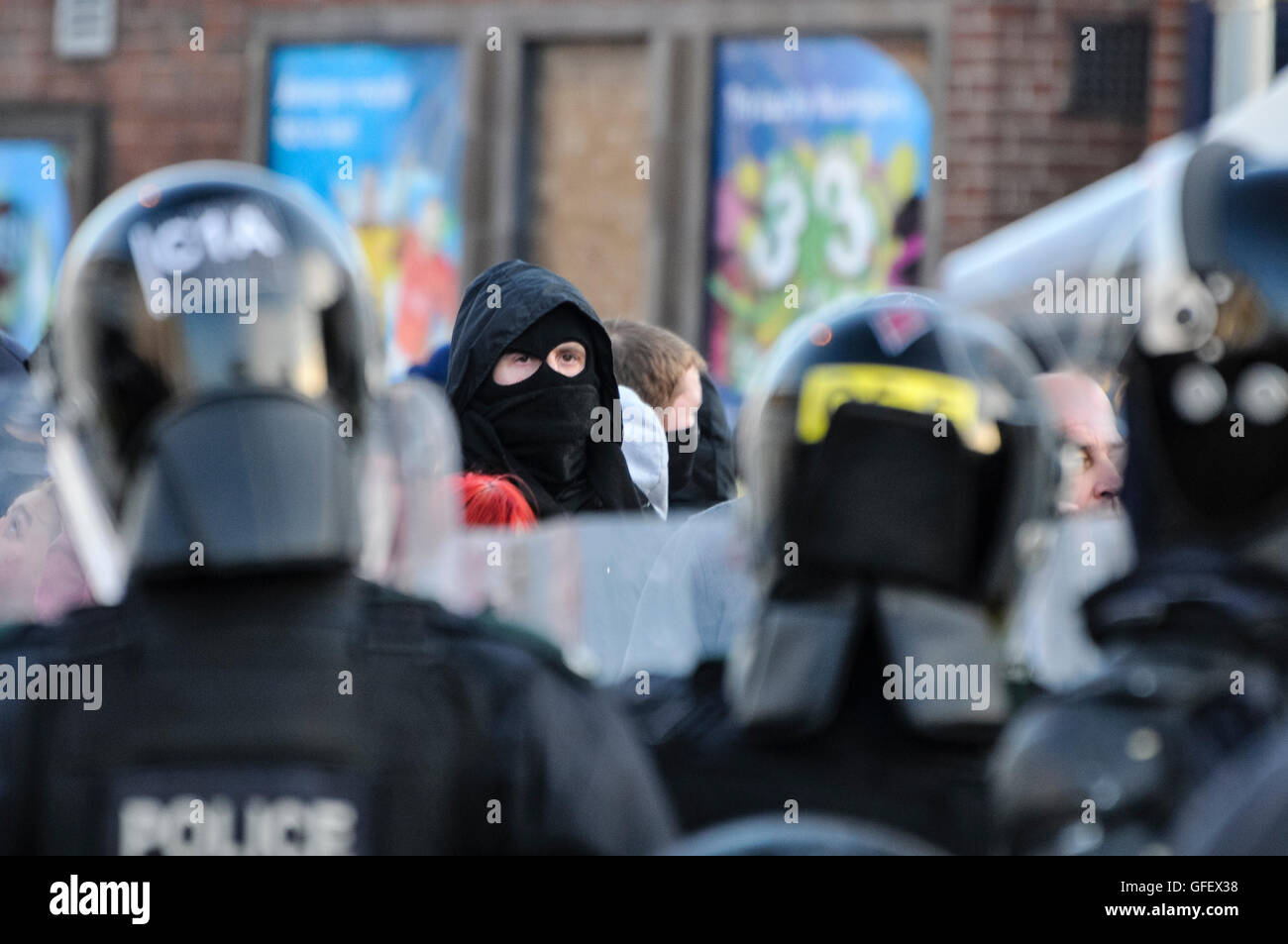 12. Januar 2013, Belfast, Nordirland.  PSNI angegriffen in East Belfast nach Loyalisten und Nationalisten Gruppen nach einem Protest in der Belfast City Hall kollidierte.  Ziegel, schwere Mauerwerk, Feuerwerk und Flaschen beworfen der Polizei Stockfoto