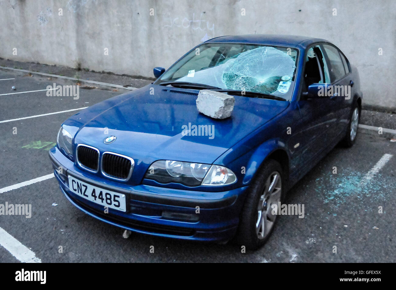 Belfast, Nordirland. 9. August 2013 - hat ein blaues Auto BMW seine Fenster zerschlagen nach Störungen von Loyalist Demonstranten nach einer Anti-Internierung-Parade durch die Republikaner in Belfast Stockfoto