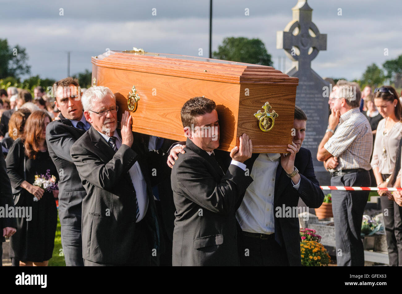 Männer tragen den Sarg des irischen Dichter Seamus Heaney durch den Friedhof, um seine letzte Ruhestätte in Bellaghy, County Londonderry. Stockfoto