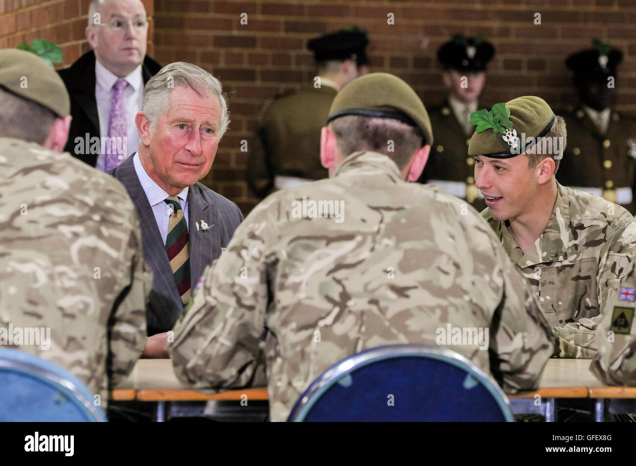 Belfast, Nordirland. 2. April 2014 - trifft Charles, Prinz von Wales, Soldaten aus 2 Mercian Regiment, von denen er der Oberst im Leiter ist Stockfoto