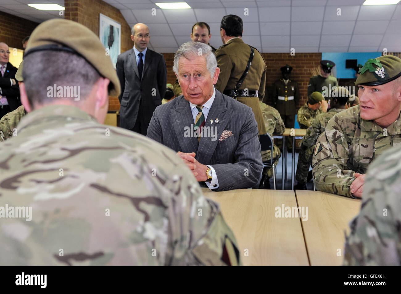 Belfast, Nordirland. 2. April 2014 - trifft Charles, Prinz von Wales, Soldaten aus 2 Mercian Regiment, von denen er der Oberst im Leiter ist Stockfoto