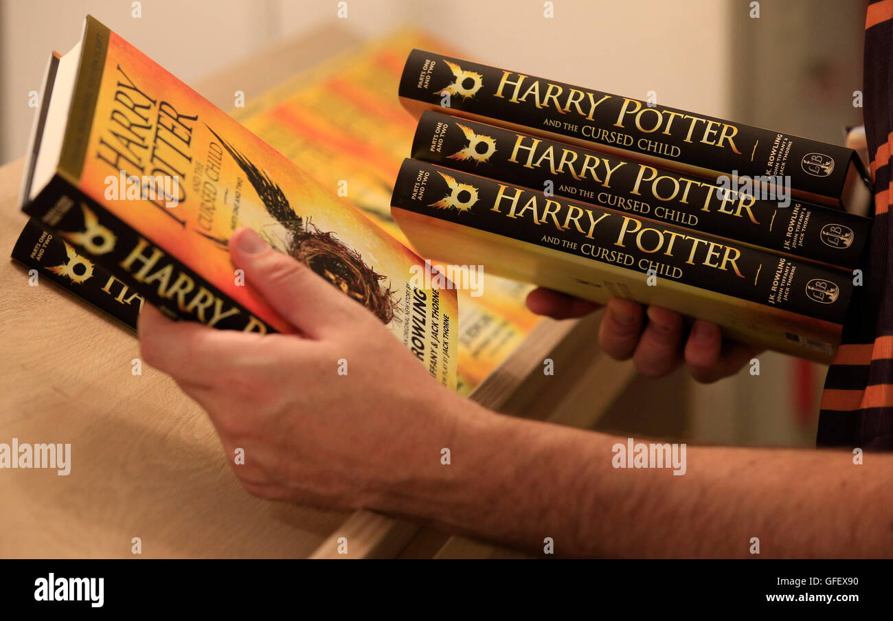 Das Drehbuch von Harry Potter und das verfluchte Kind wird vor seiner Veröffentlichung um Mitternacht im Foyles-Buchladen in London gezeigt, sodass Fans auf der ganzen Welt erfahren können, was nach der offiziellen Eröffnung des Spiels im West End neben Harry Potter und seinen Freunden passiert. Stockfoto