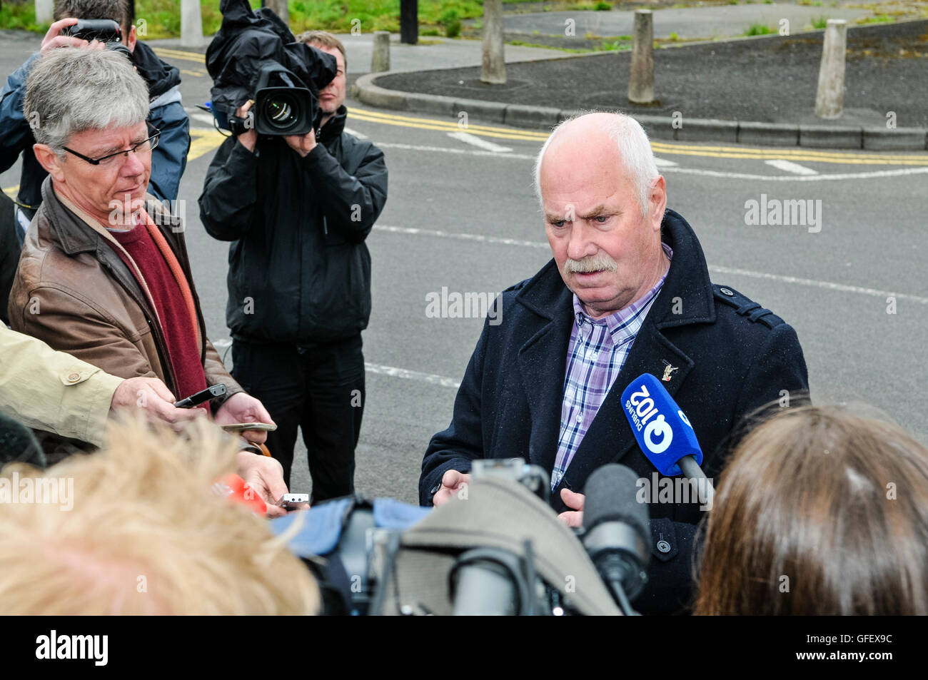 Antrim. Nordirland, informiert 4. Mai 2014 - Ken Wilkinson (PUP) PSNI, dass Loyalisten einen friedlichen Protest in Antrim PSNI Station inszenieren Stockfoto