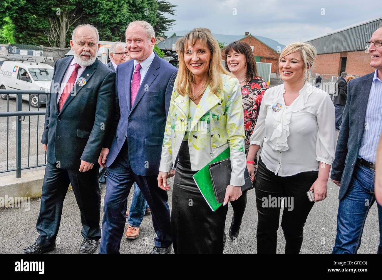 Belfast, Nordirland. 26 Mai 2014 - Sinn Féin Kandidat Martina Anderson kommt auf EU-Zählung Station mit dem stellvertretenden Ersten Minister Martin McGuinness, Belfast Stockfoto