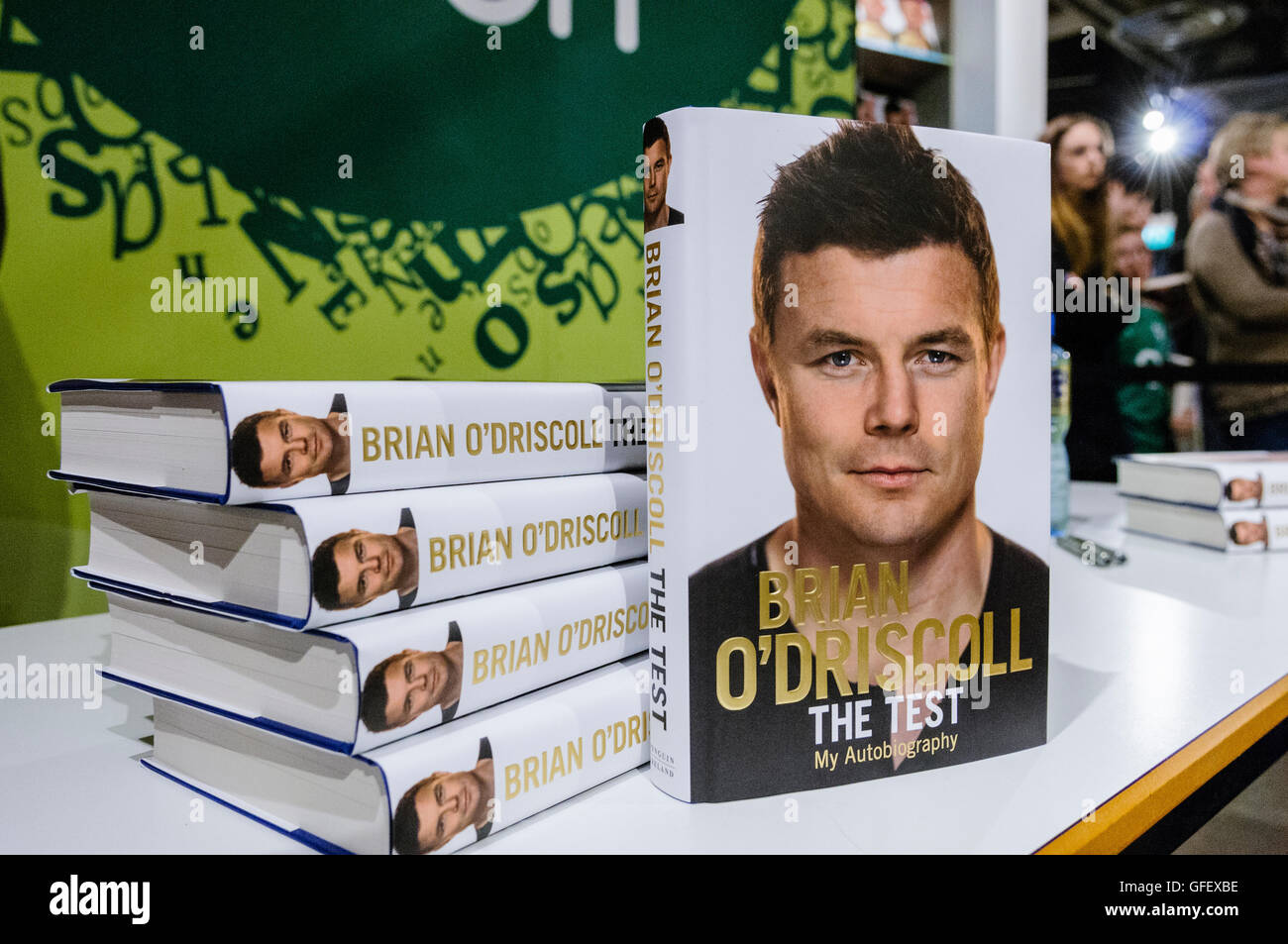 Belfast, Nordirland. 15. November 2014 - Zeichen ehemaliger irischer Rugby-Kapitän Brian O'Driscoll Kopien seiner Autobiographie "The Test".  O' Driscoll ist der Rekordnationalspieler in der Rugby Union Geschichte, Spielzeiten für Irland 133, und 8 Mal für die British and Irish Lions. Stockfoto