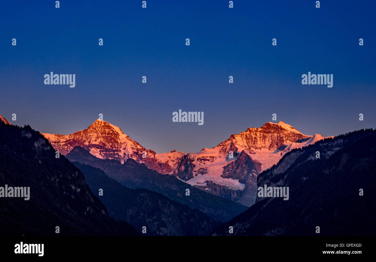 Alpenglühen, die Berge, Mönch und Jungfrau in den Berner Alpen, Berner Oberland, Interlaken, Kanton Bern, Schweiz, Europa Stockfoto