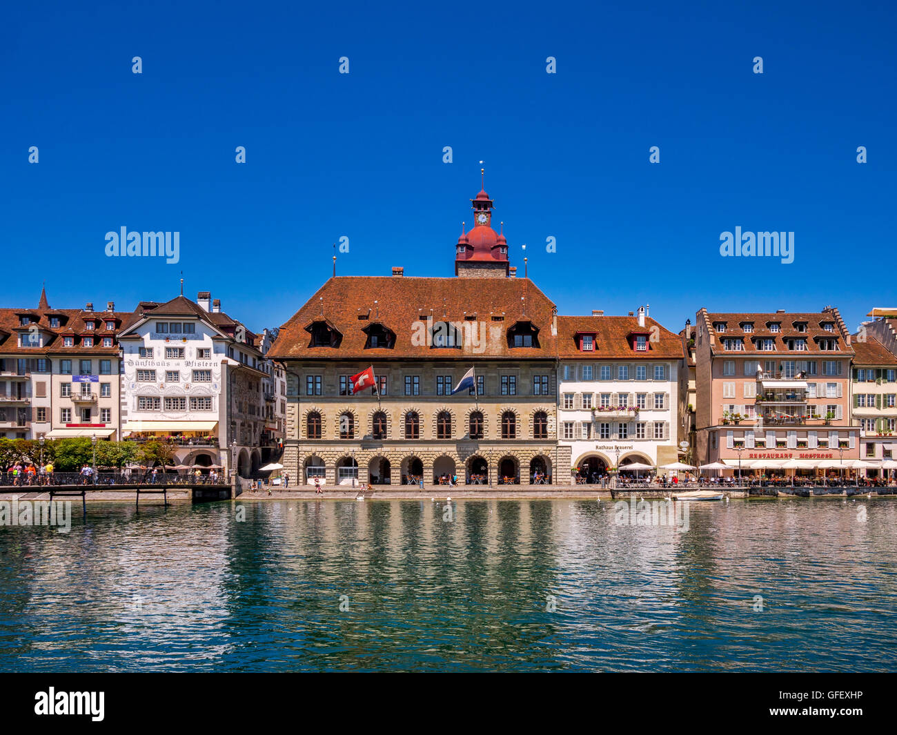 Rathaus und Restaurants auf dem Fluss Reuss in Luzern, Schweiz, Europa Stockfoto