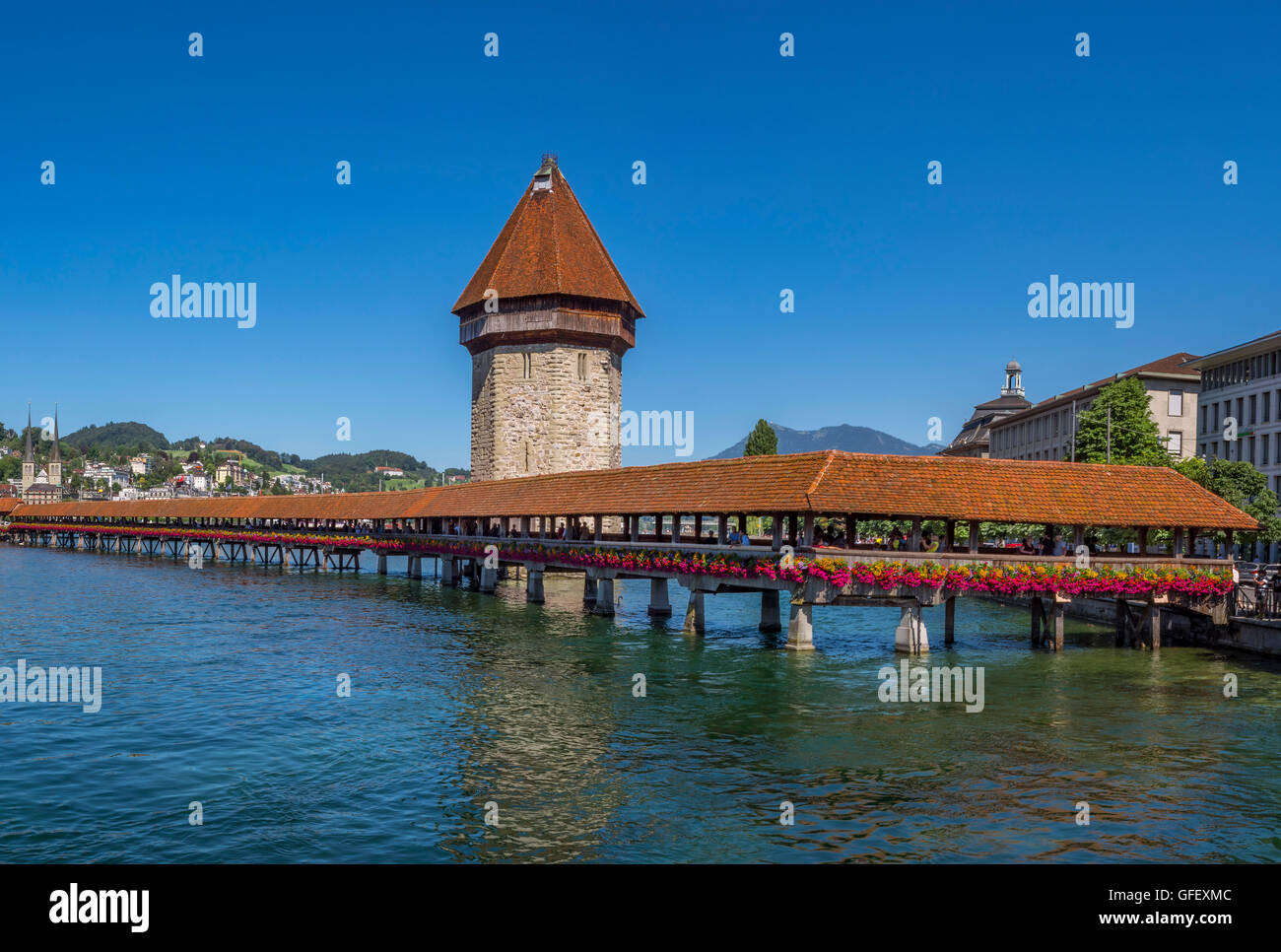 Kapellbrücke und Wasserturm in Luzern, Schweiz, Europa Stockfoto
