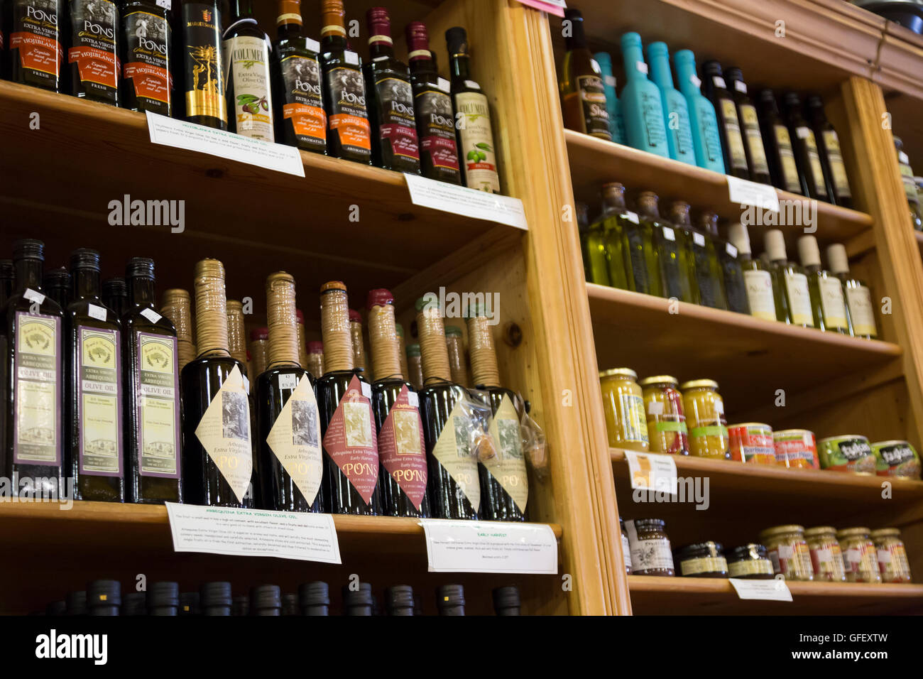 Seattle, Washington: Eine Vielzahl von Olivenöl zum Verkauf an der Spanisch-Tisch am Pike Place Market. Stockfoto