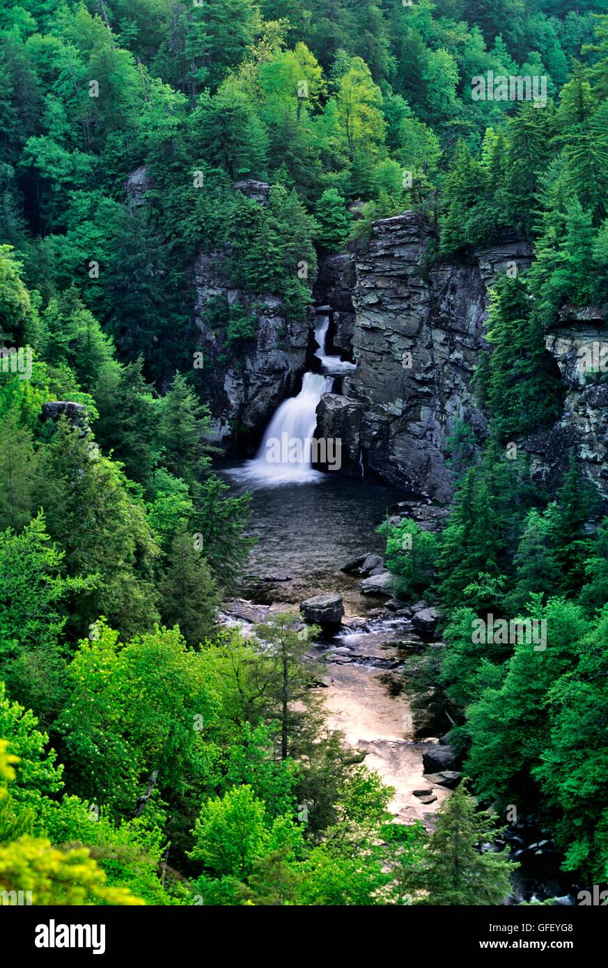 Linville fällt auf den Blue Ridge Parkway Drive durch die Blue Ridge Mountains der Appalachian Range in North Carolina, USA Stockfoto