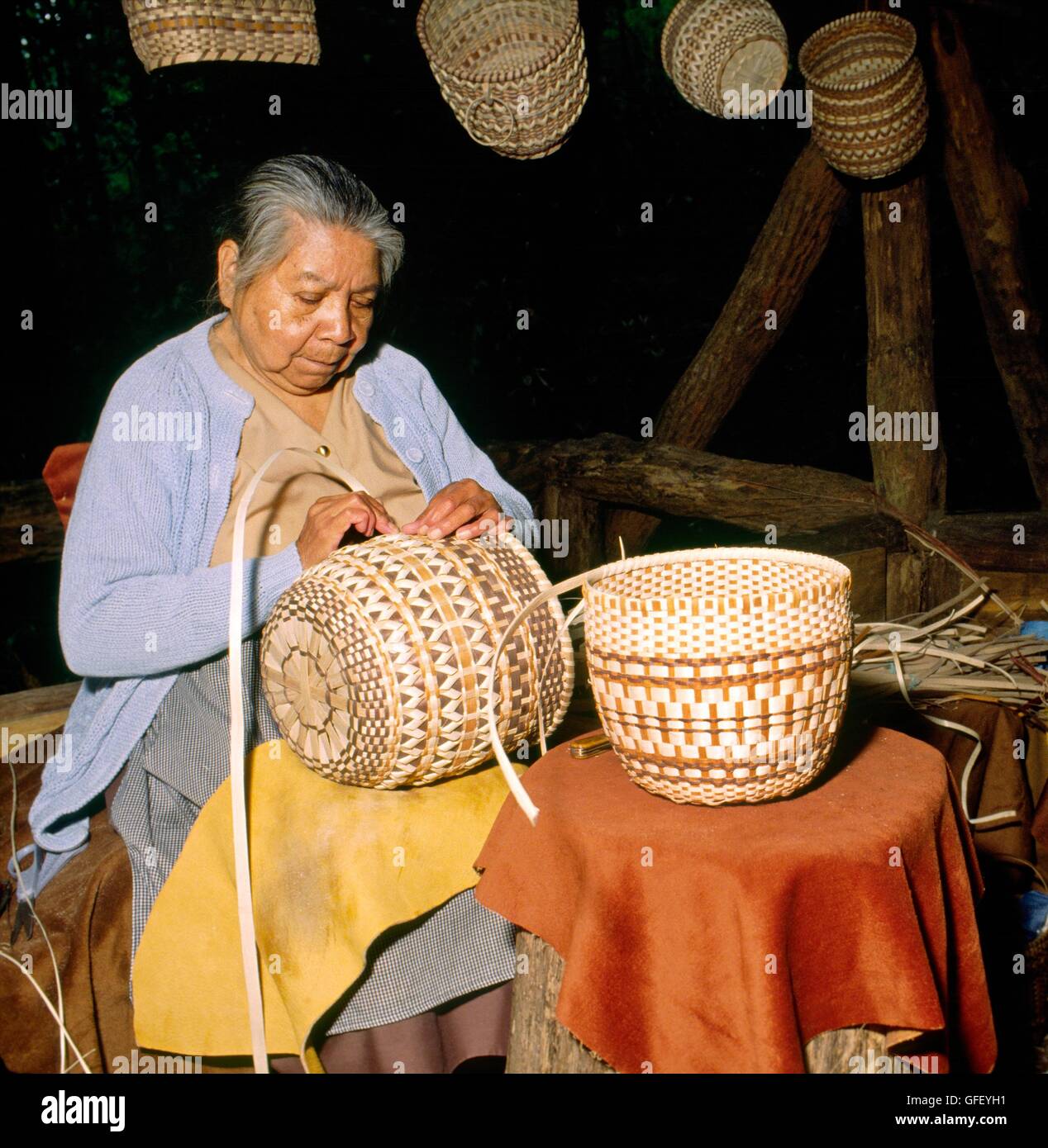 Cherokee Indianer Dorf Oconaluftee in der Great Smoky Mountains, North Carolina, USA. Native American Cherokee Indianer Frau Stockfoto