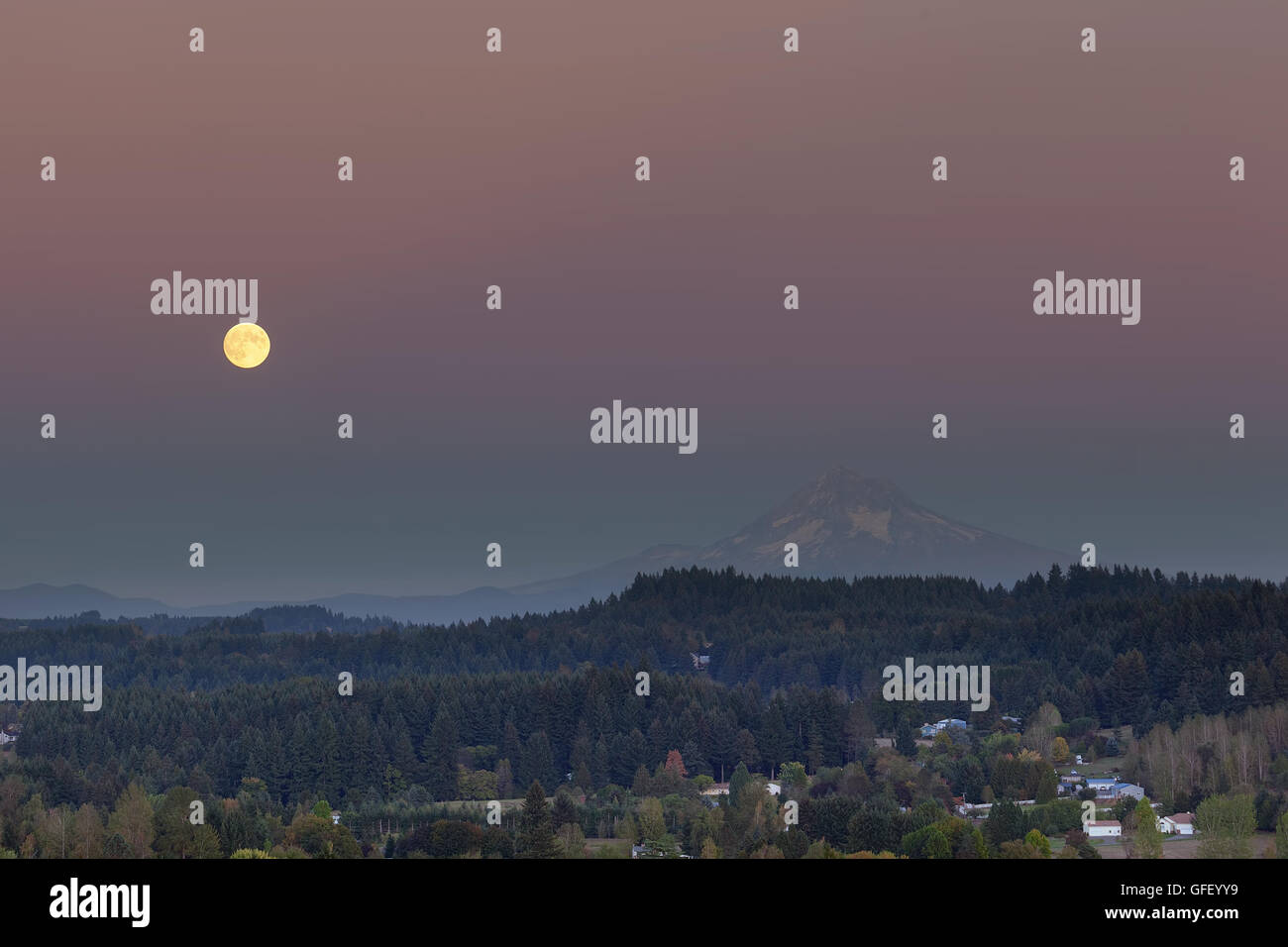 Full Moon rising über Mt. Hood nach Sonnenuntergang in Happy Valley, Oregon Stockfoto