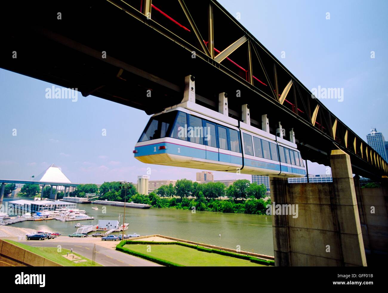 Memphis, Tennessee, USA. Überfahrt nach Mud Island auf dem Mississippi River mit der amerikanischen Pyramide hinter Personenzug Stockfoto