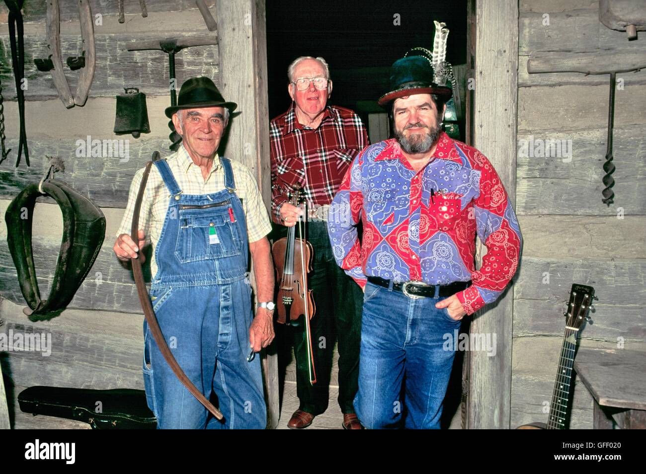 Traditionelle Bluegrass Blue Grass Airport Appalachian folk-Musiker auf der Veranda der Hütte am Museum der Appalachen an Norris Tennessee USA Stockfoto