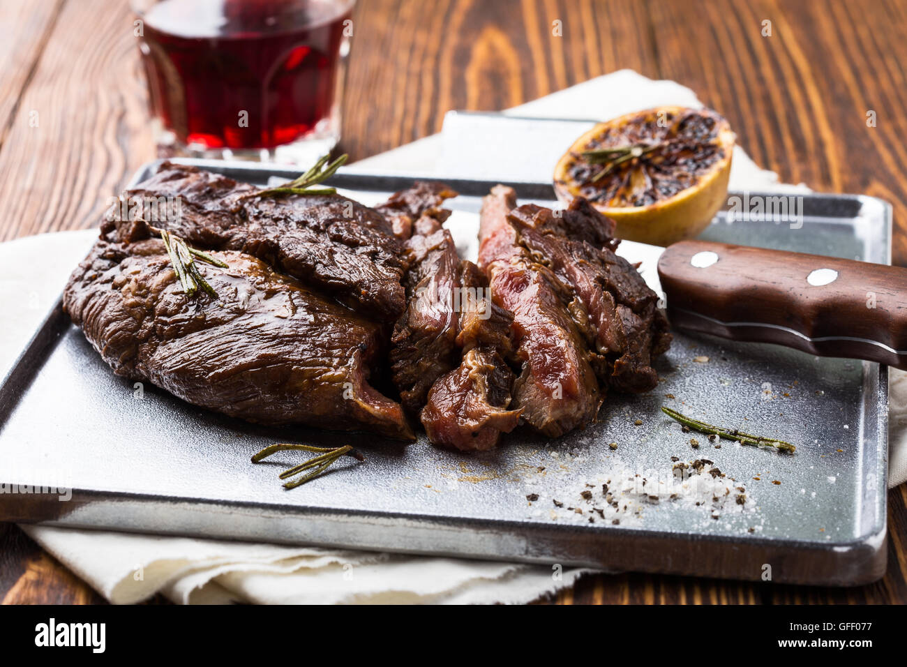 Medium rare Gegrilltes mariniertes Rindfleisch Flanke Steak auf Silberplatte Stockfoto