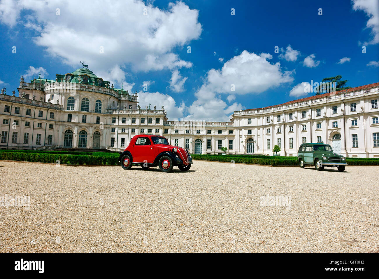 Roten Fiat 500 Topolino, Fiat Topolino Giardinetta Auto im Jagdschloss Stupinigi ausgestellt. Wohnsitze des königlichen Hauses Savoyen, Provinz Turin Stockfoto