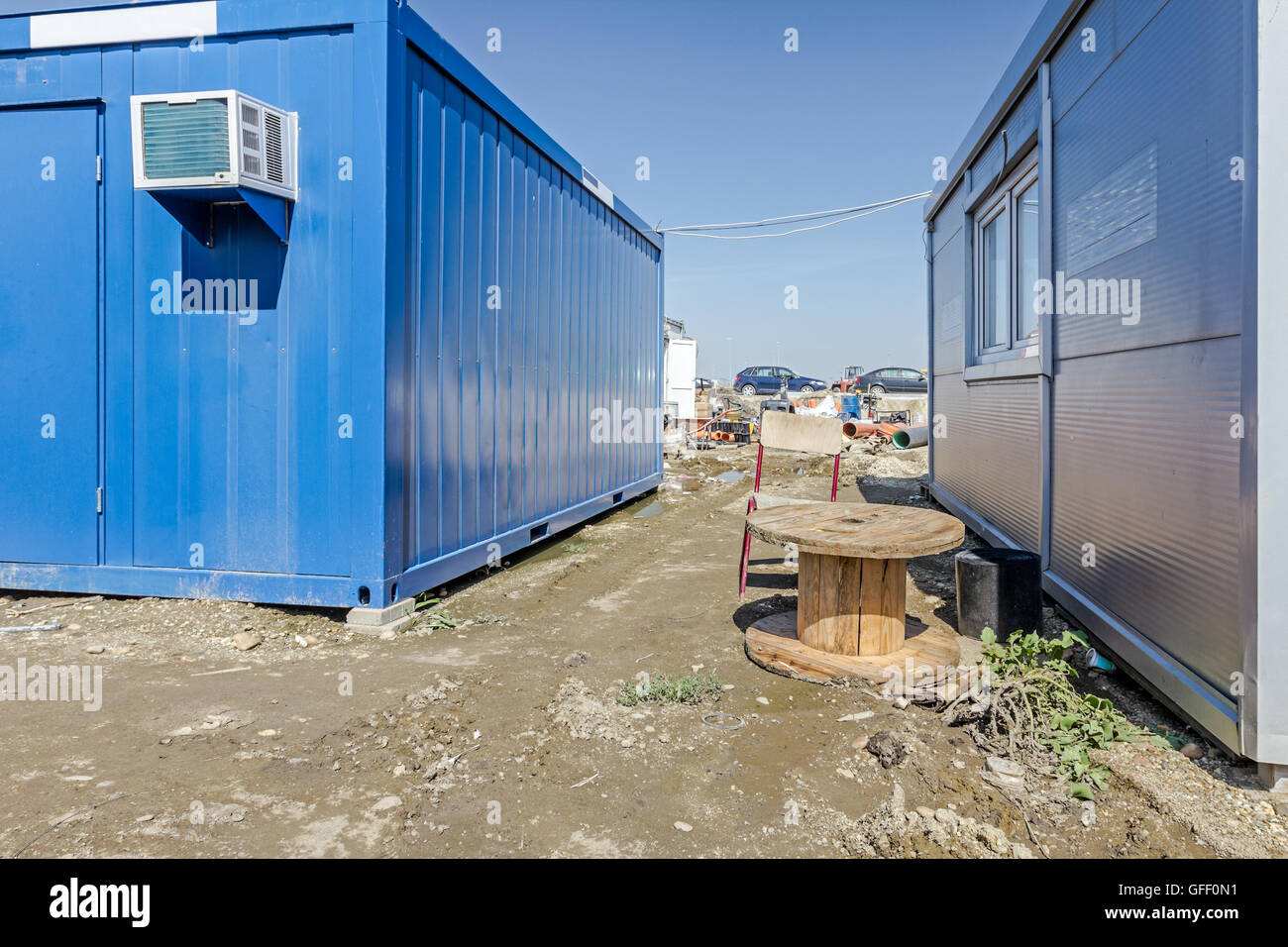 Improvisierter Tisch Aus Holz Kabeltrommel Auf Baustelle Auf Alfresco Unter Container Buro Stockfotografie Alamy