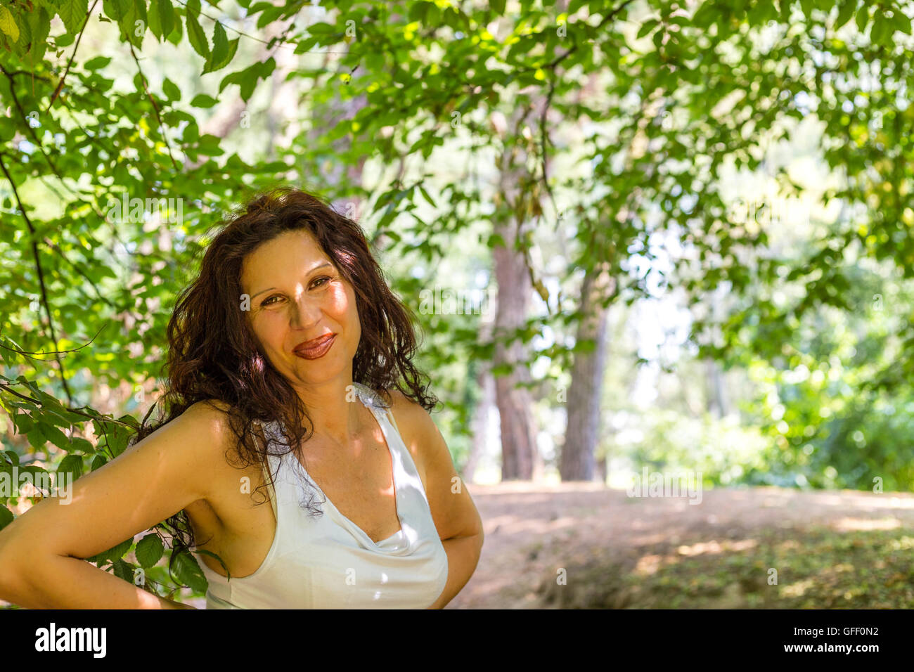 Nahaufnahme von vollbusige edel Reife Frau lächelt in die Kamera vor grünen  Garten Hintergrund mit Textfreiraum Stockfotografie - Alamy