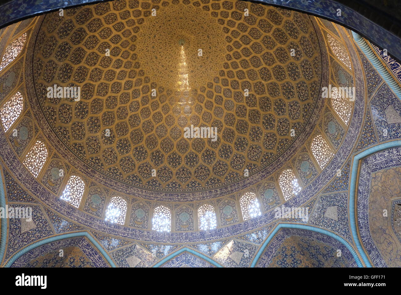 Die Kuppel der Masjed-e-Sheikh Lotfallah (Lady Moschee), Isfahan, der Iran mit seinen Pfau-Tail-Effekt. Stockfoto