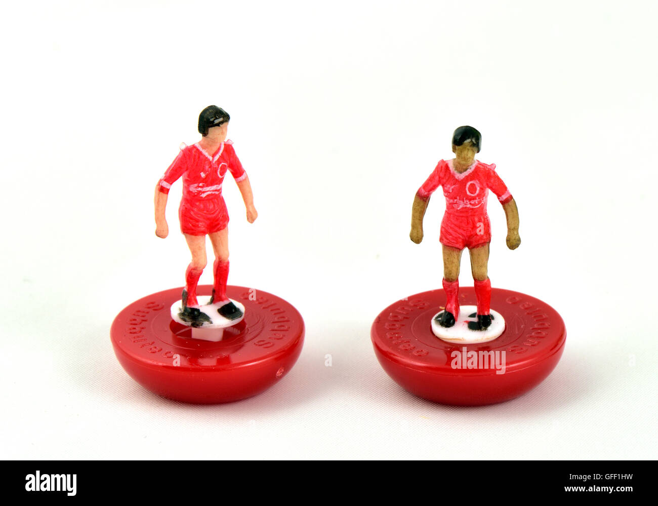 Kombinieren Sie zwei der Subbuteo Tabelle Fußball-Spieler in das alle rot des FC Liverpool Football Club team Stockfoto