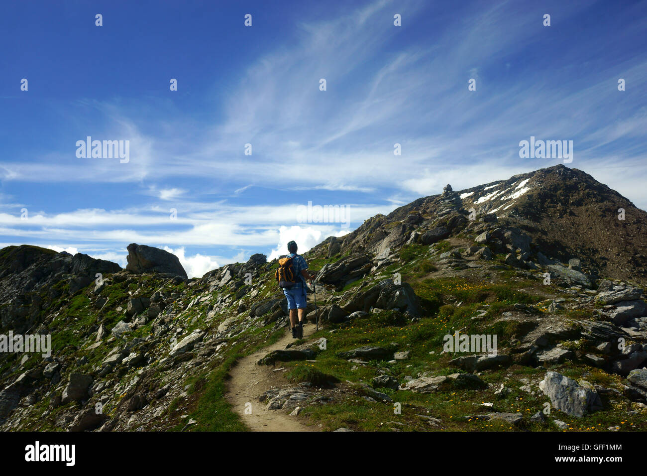 Wanderer unter Gipfel des Pezzolastock, Oberalppass, Kanton Uri, Schweiz Stockfoto