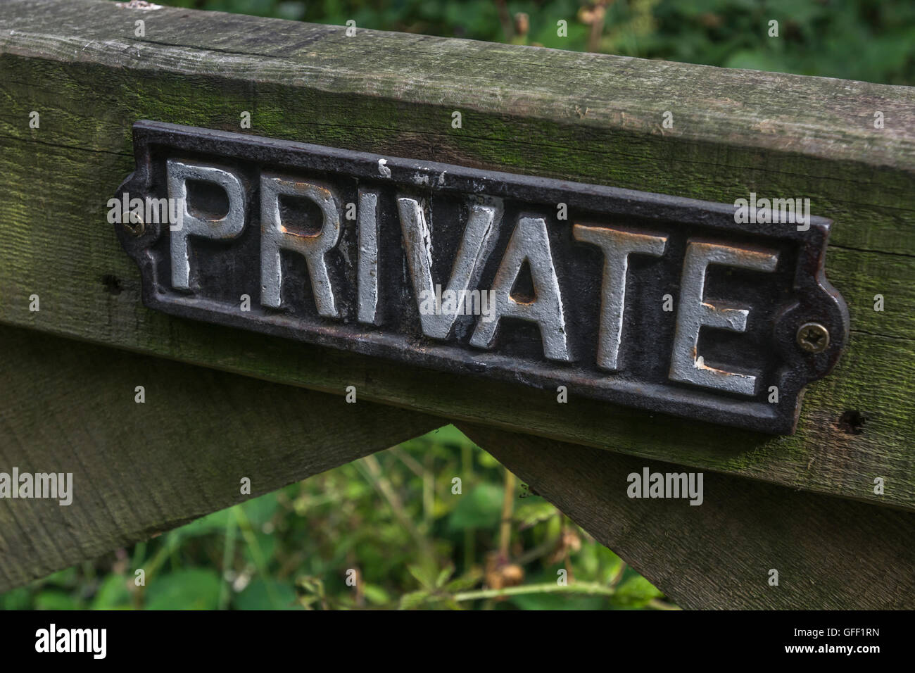 "Privates" Schild am Tor. Metapher für Begriffe wie Datenschutz, E-Mail-Sicherheit, Datenschutz, Schutz vor dem Zugriff, eingeschränkter Zugriff, geschlossene Besprechung, nicht eingeladen. Stockfoto