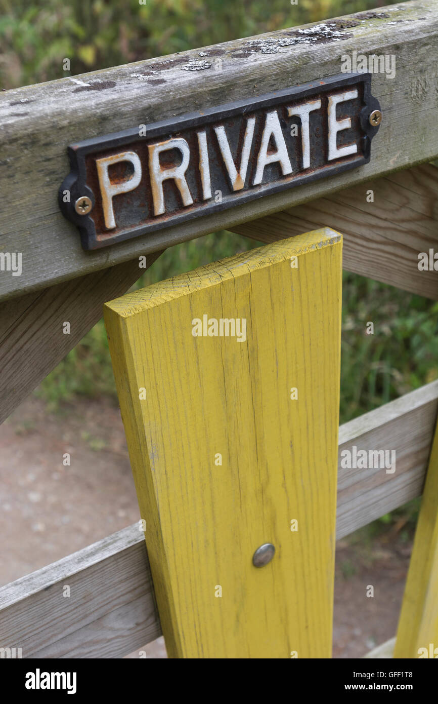 "Privates" Schild am Tor. Metapher für Begriffe wie Datenschutz, E-Mail-Sicherheit, Datenschutz, Schutz vor dem Zugriff, eingeschränkter Zugriff, geschlossene Besprechung, nicht eingeladen. Stockfoto