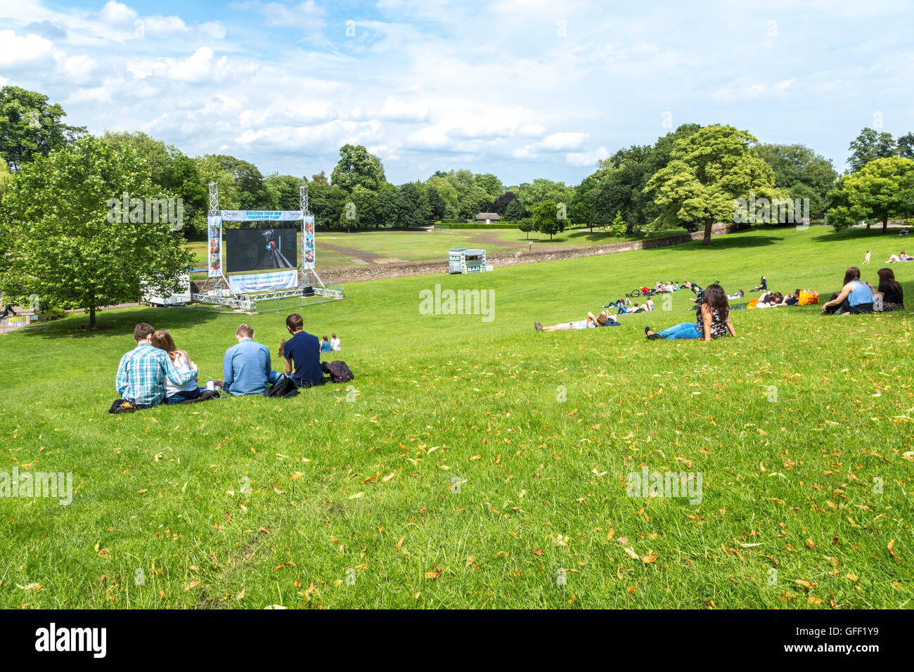 Zuschauern ein Wimbledon-Tennis-Spiel auf einer riesigen Leinwand im Schlosspark, Colchester, Essex, England, Vereinigtes Königreich. Stockfoto