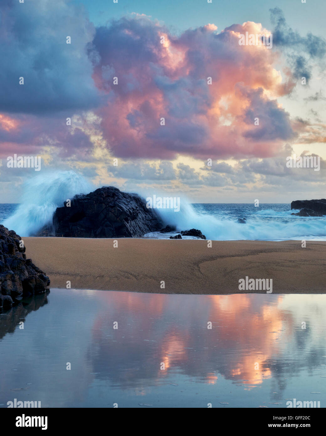 Sunrise und Tide Pool Reflexion. Kauai, Hawaii Stockfoto