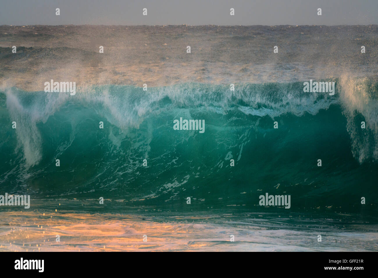 Wellen aus Strand auf Kauai, Hawaii Stockfoto