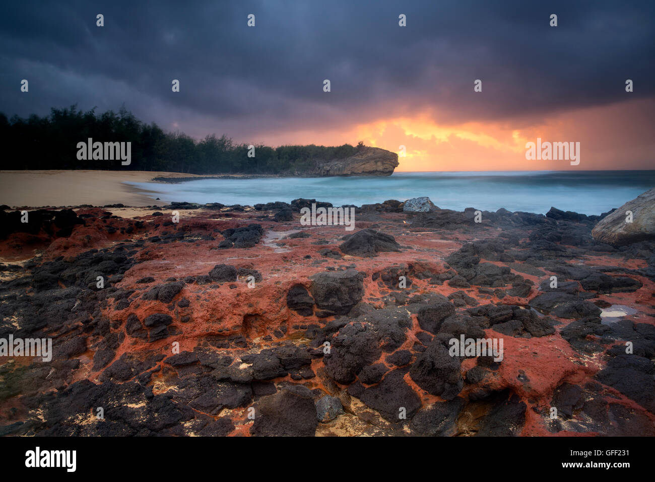 Sonnenaufgang am Shipwreck Beach, Kauai, Hawaii Stockfoto