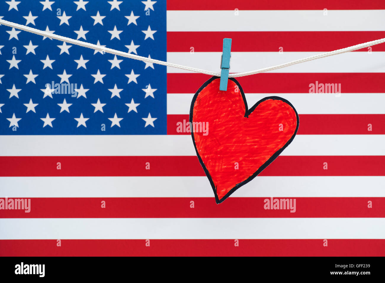 Rotes Papierherz und amerikanische Flagge. Hautnah. Stockfoto