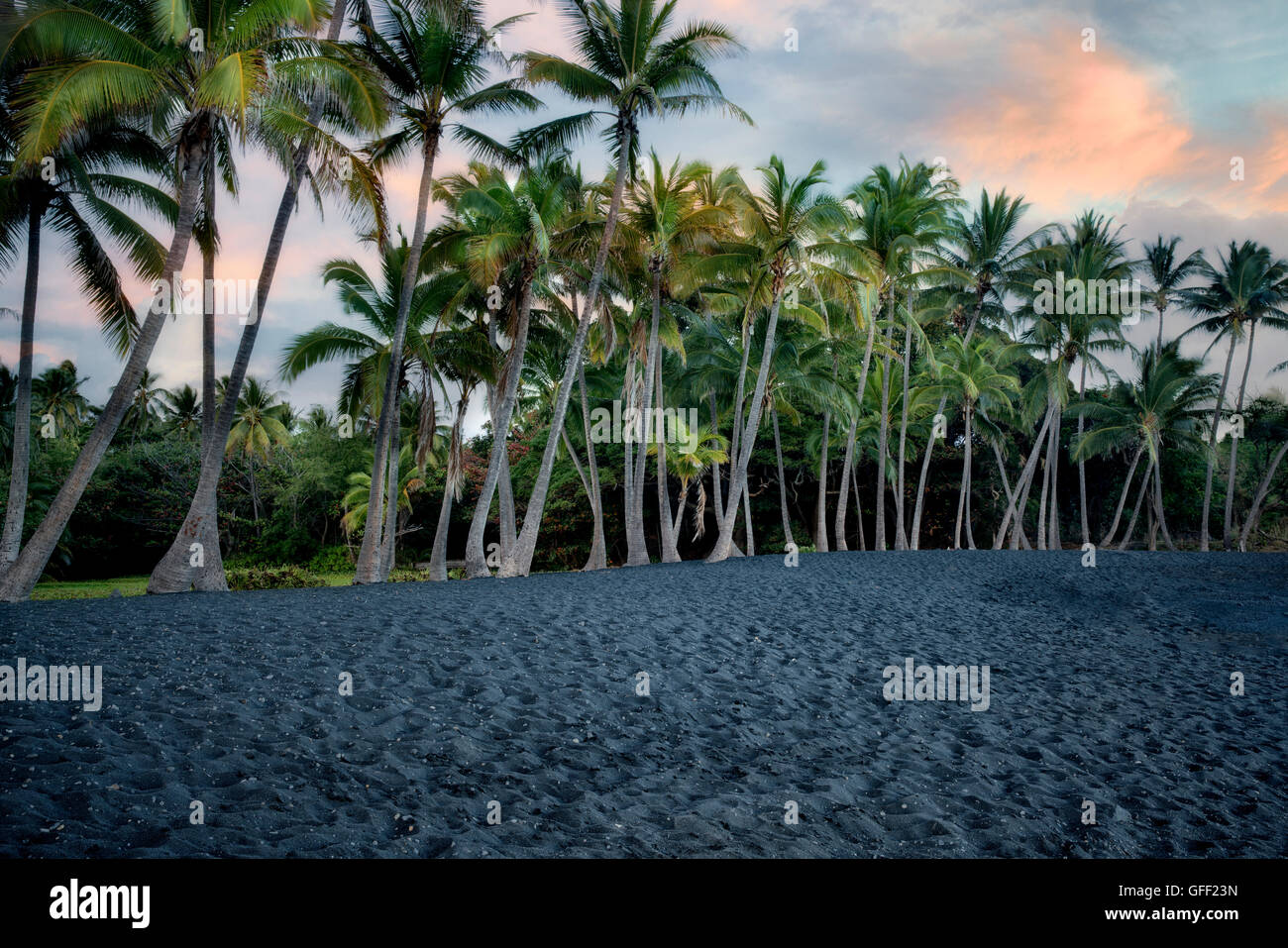 Sonnenuntergang am Punaluu Black Sand Beach. Hawaiis Big Island, Big Island. Stockfoto