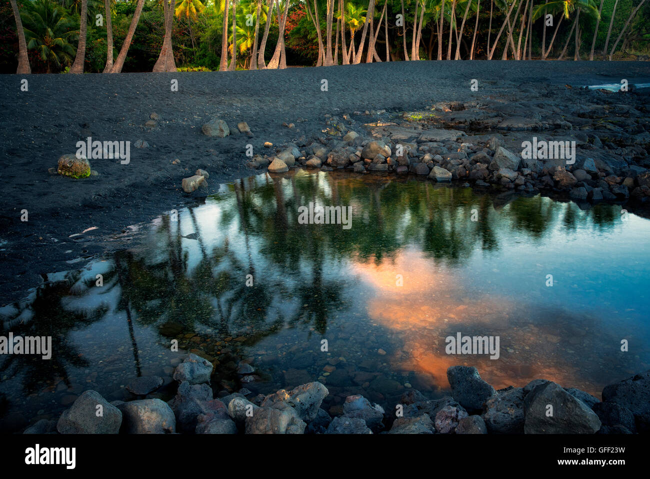 Sonnenuntergang am Punaluu Black Sand Beach. Hawaiis Big Island, Big Island. Stockfoto