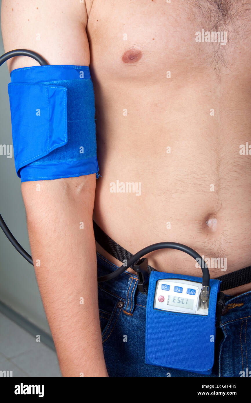 Holter-Monitor auf einen männlichen Patienten Stockfoto