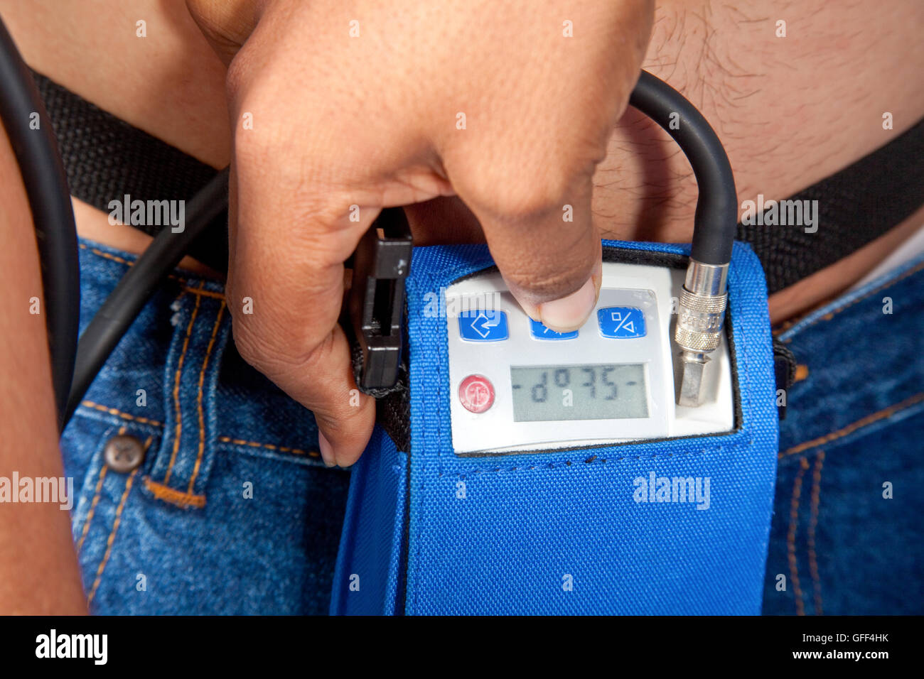 Holter-Monitor auf einen männlichen Patienten Stockfoto