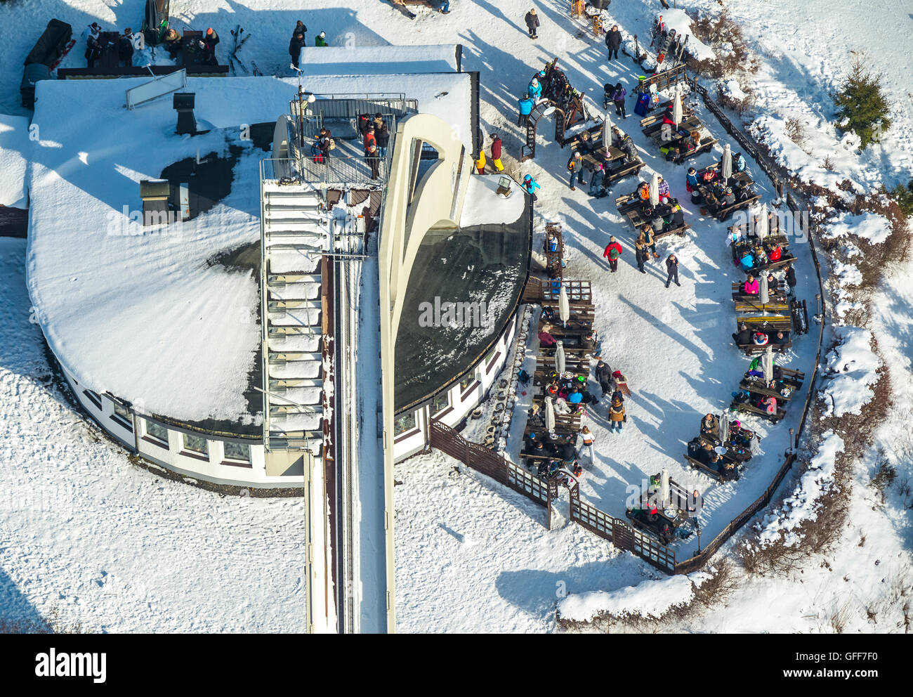 Luftaufnahme, Haken und Apres-Ski an der Sprungschanze Winterberg, Luftaufnahme von Winterberg, Hochsauerland Nordrhein-Westfalen, Stockfoto